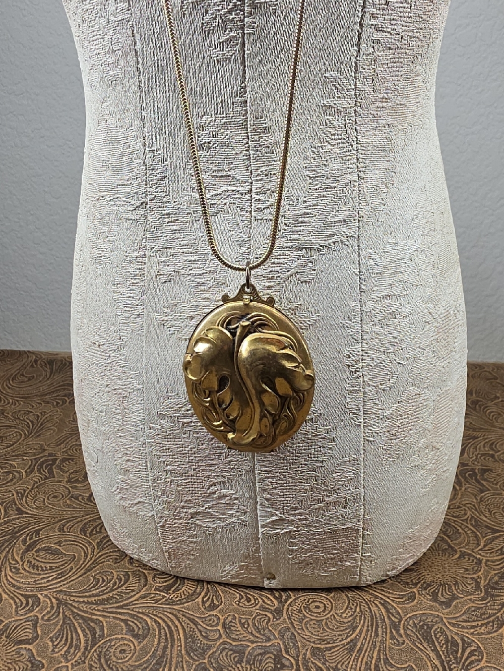 Vintage Gold Two-Sided Black Oval Ornate Floral Hinged Locket Necklace